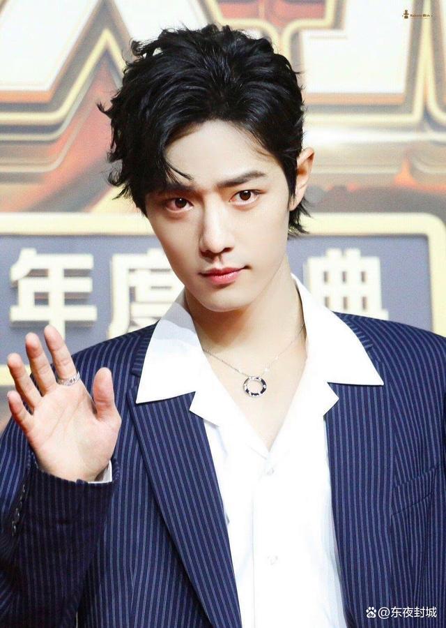 肖战是不是和所有与王一博有竞争关系的艺人都很好?包场加送花篮