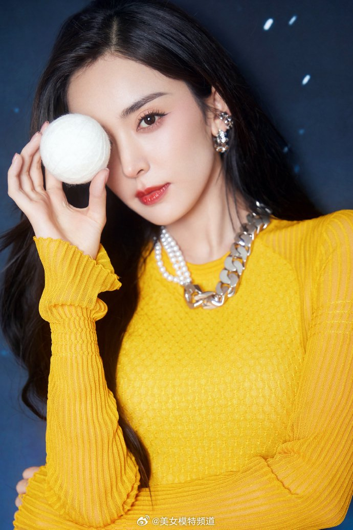 古力娜扎皓月星空写真曝光长发披肩尽显温柔妩媚