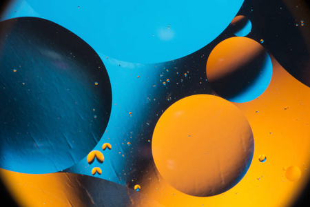 混合水和油, 美丽的色彩抽象背景基于蓝色和橙色的圆圈和椭圆形, 宏观