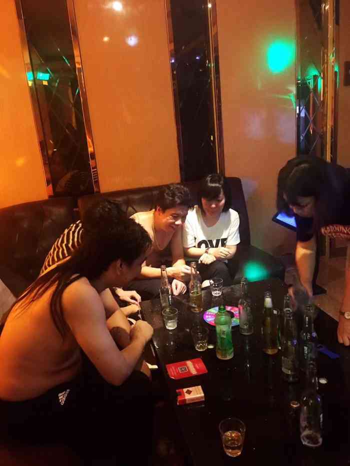 "春节期间和朋友聚会,想着一起唱唱歌,这家.