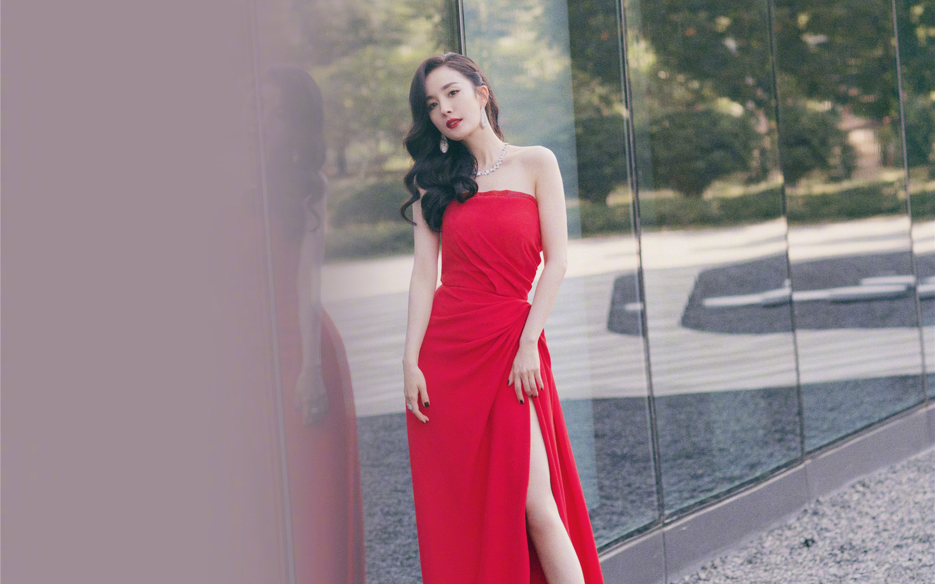 杨幂靓丽红裙性感迷人写真图片壁纸