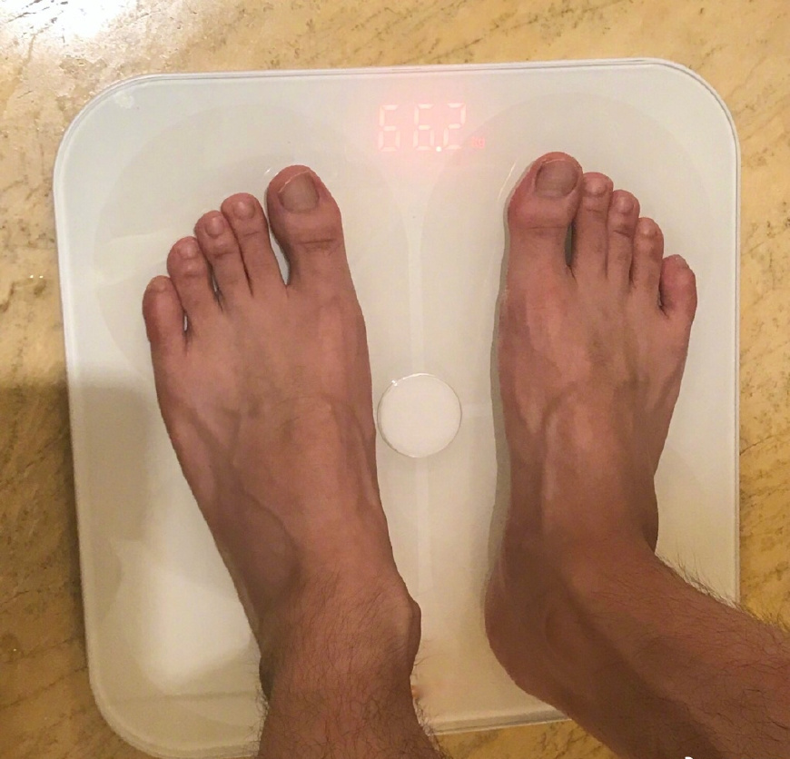 180李易峰长胖12斤穿黄卫衣同台灌篮遭周董碾压网友叫你吃