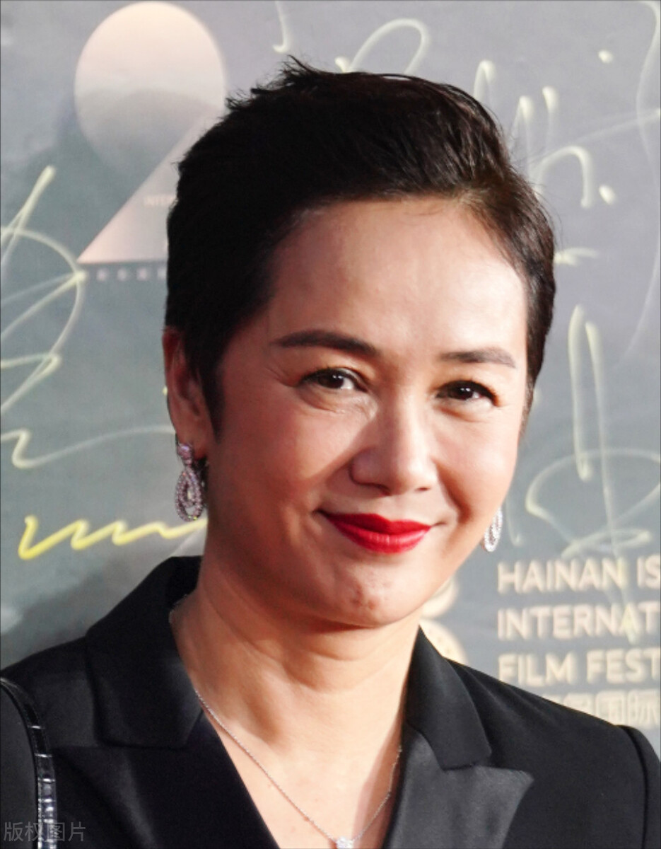 蒋雯丽风韵十足更有女人味