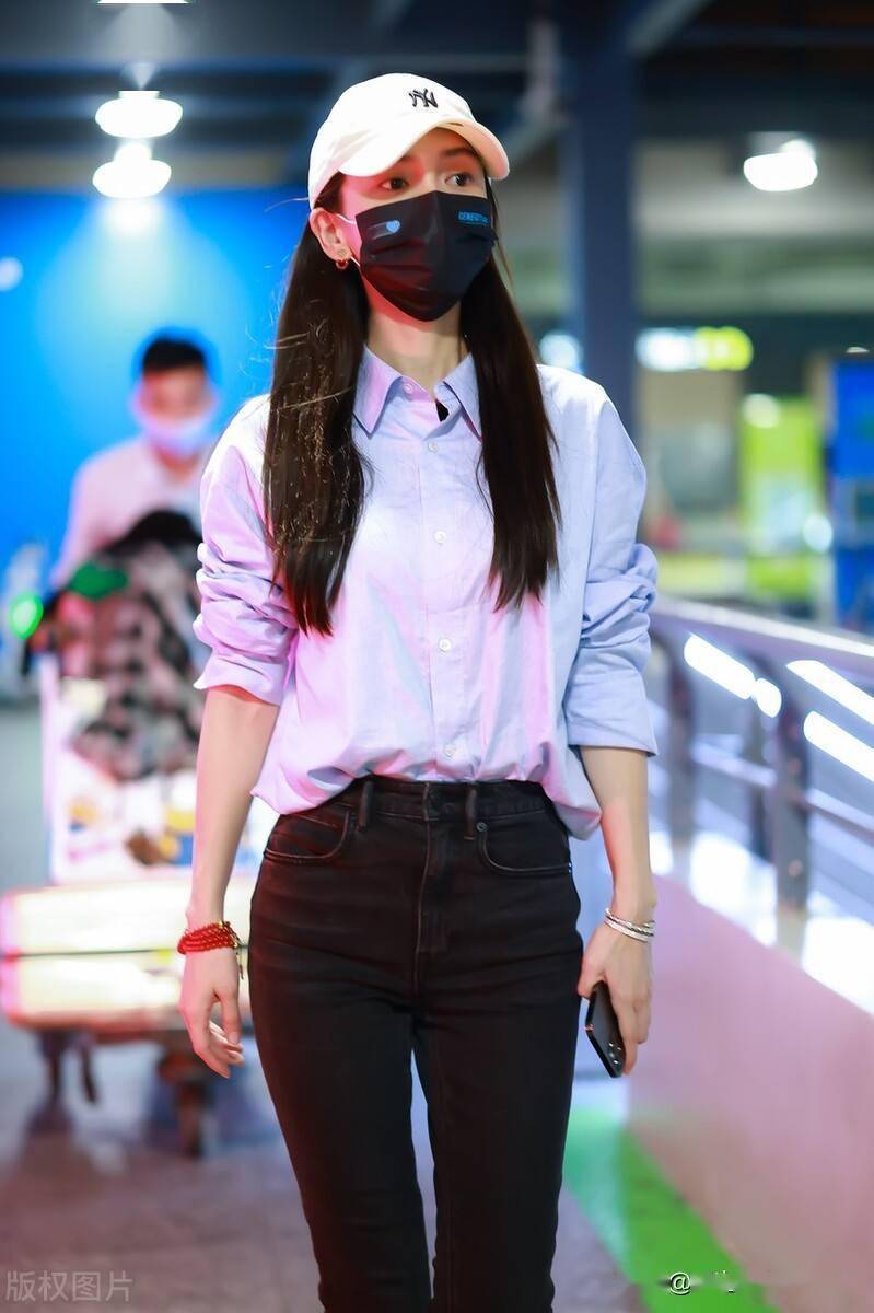 杨颖穿着衬衫牛仔裤低调现身机场,纤细身影仍似二八少女