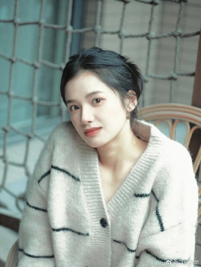 95花里我最喜欢的是张婧仪,在新生代女演员中她是难得的"地母"型长相