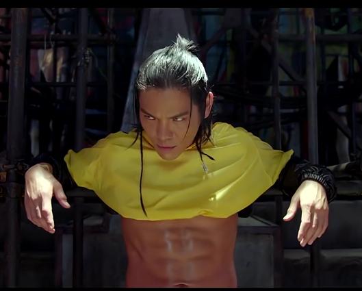 向华强的儿子向佐,腹肌8块,还是不堪一击