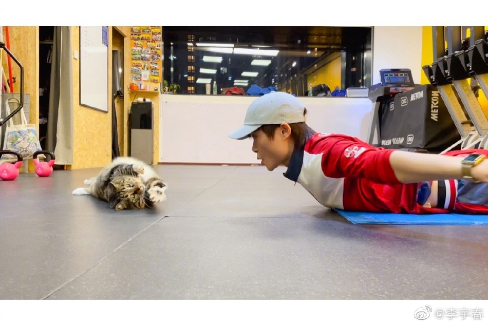 组图:李宇春微博晒健身照 粉丝评论区纷纷分享美食照_高清图集_新浪网