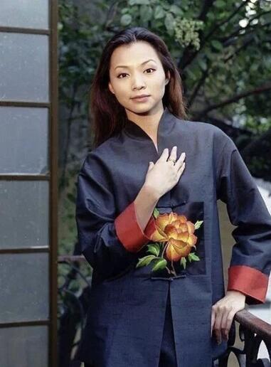 央视主持人董卿成名前清纯旧照曝光