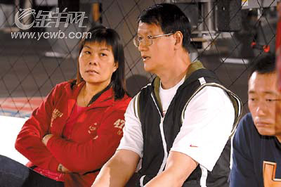 易建联父亲易景流和母亲麦美玲神情有点紧张 cfp供图