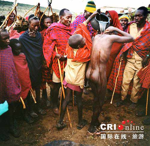 在实施割礼前,男孩子们用冷水洗澡