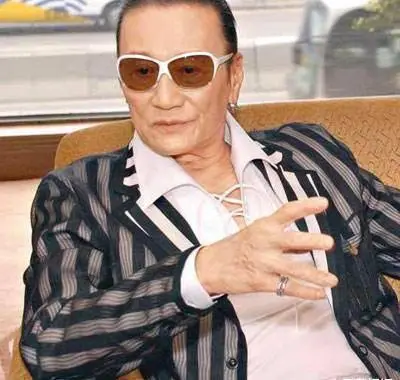 意气风发,一身白衣健硕又帅,与女友复合笑得很欢乐_coco_身体_刘嘉玲