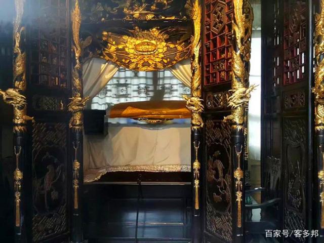 四川大地主刘文彩的豪华庄园:图8为贴金大龙床,比皇帝的还奢华