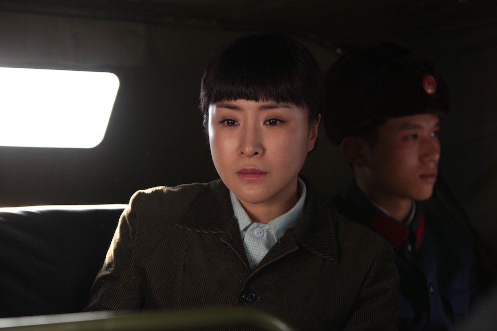 电视剧《杜鹃红了》由老炅执导,故事背景在1963年部队招兵,徐家大院的