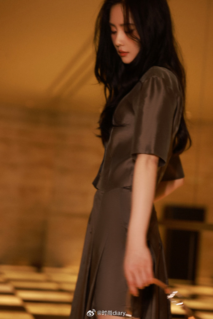 刘诗诗超话ing米兰时尚周    身着阿尼玛2024春夏系列闪现米兰  大地