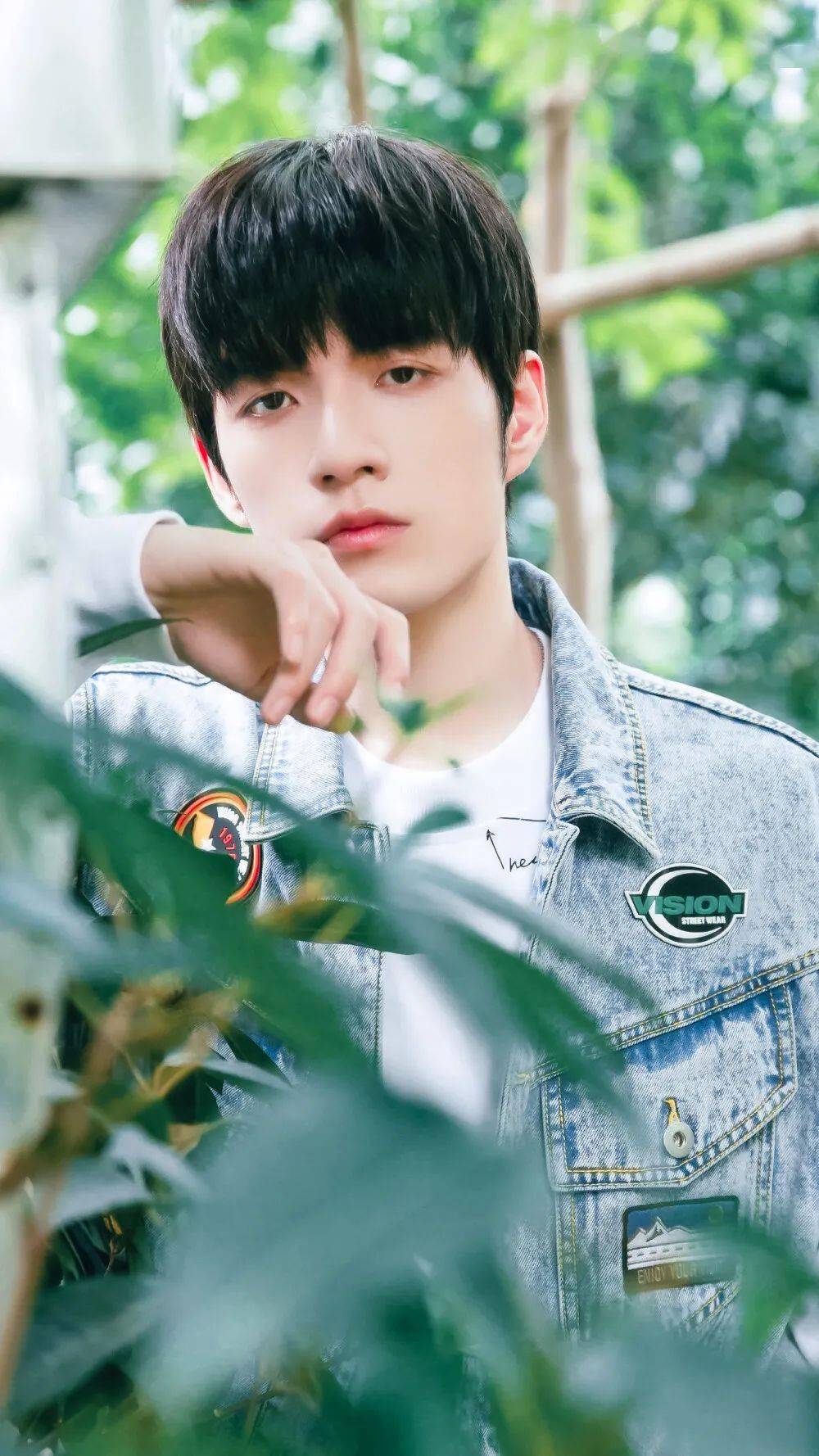 手机壁纸r1se张颜齐