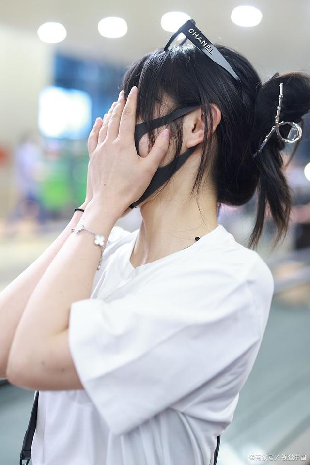 网络表情背后的故事:女孩捂脸表情的深度解析!