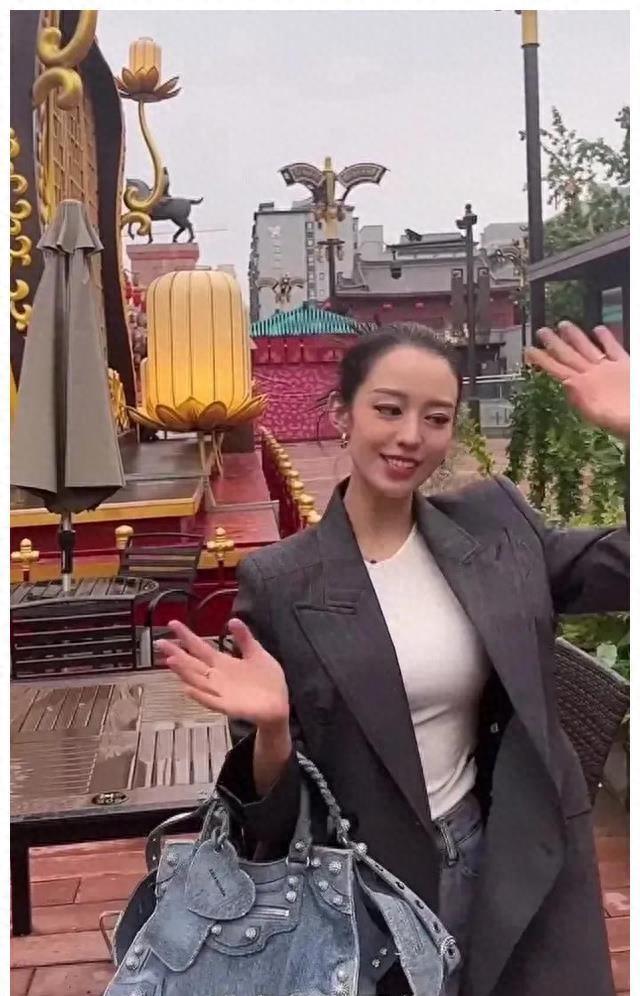 吉娜本人的性格也非常好,所以不管他长什么样子,一般人都不会觉得他丑