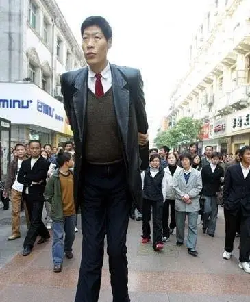 第一巨人张俊才身高242米娶165米妻子如今怎么样了