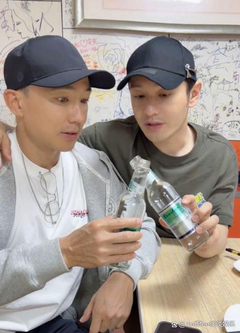 两个人看起来一样高,这也侧面证明了黄晓明官方身高179cm,水分不大!