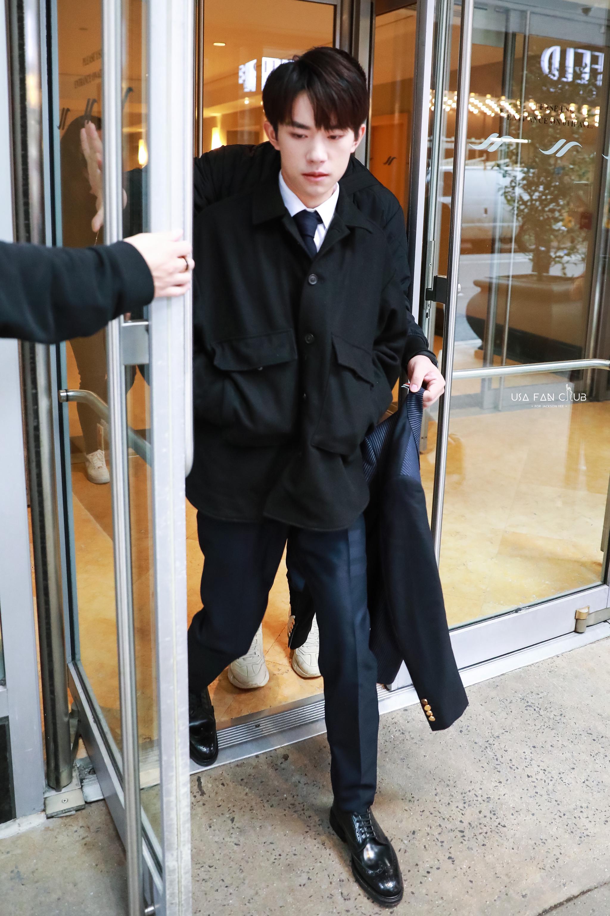 白衬衫黑领带 西裤黑皮鞋 这身段绝了