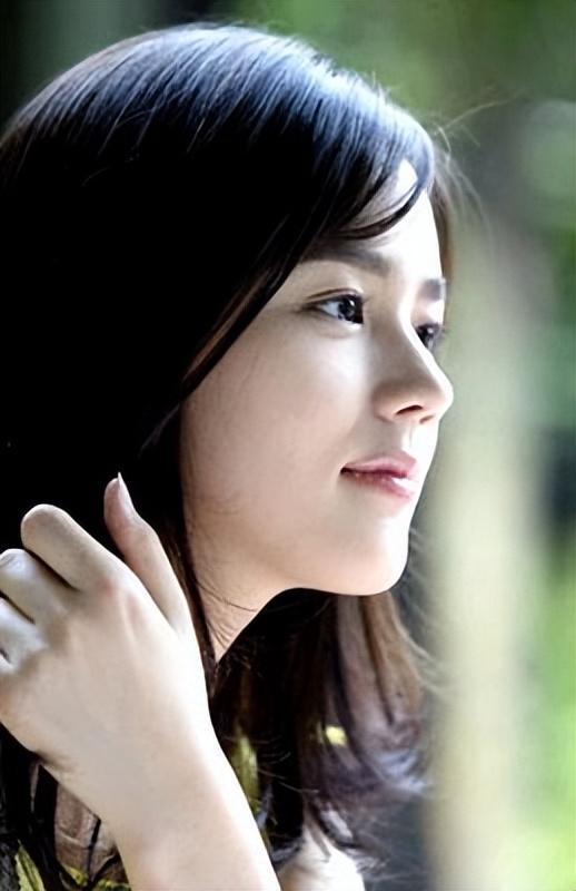 看过韩剧的妹纸大部分都喜欢韩佳人的鼻子.