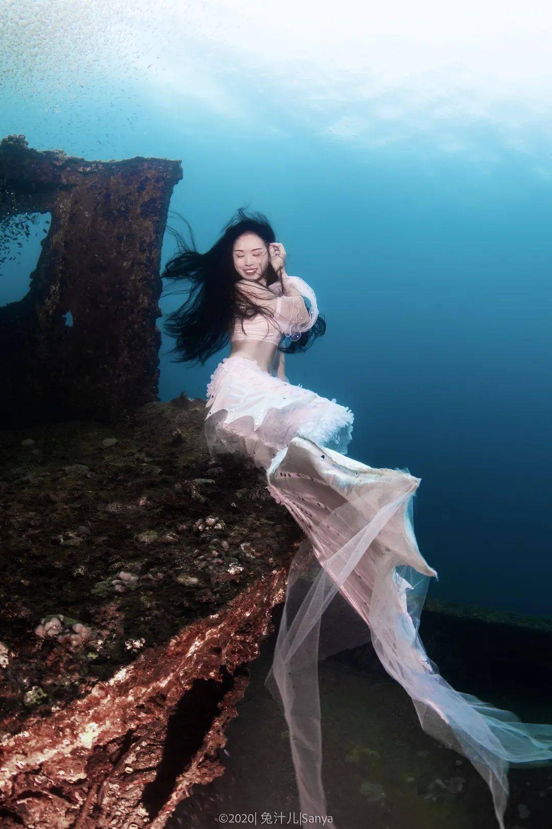 在海中优雅游过的人鱼姑娘每一张侧影每一次转弯每一个回眸都美得令人