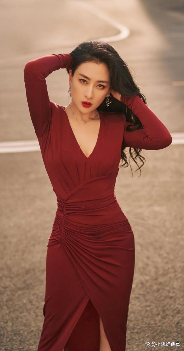 马苏红衣写真超妩媚!红唇黑发曼妙身材太性感美艳