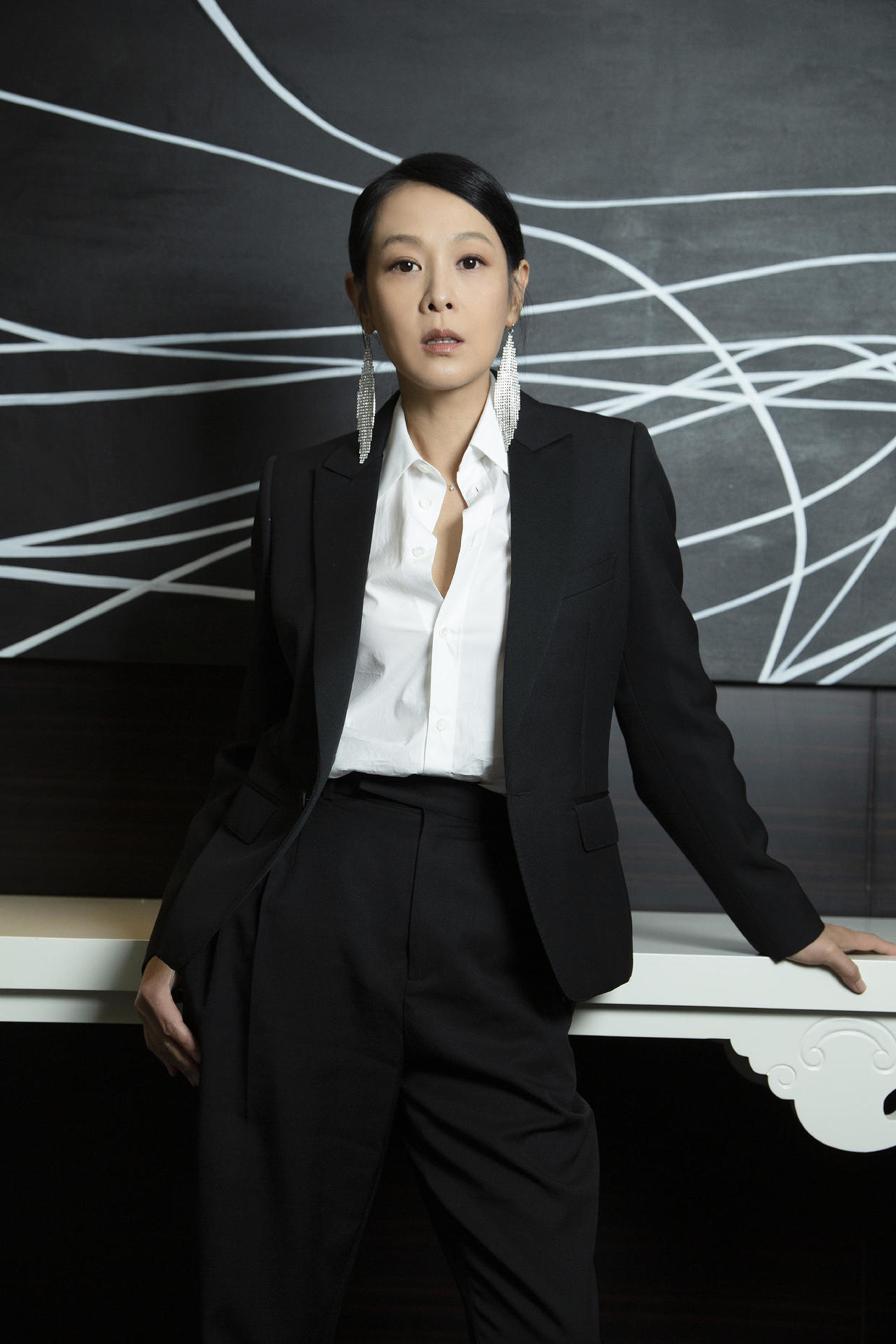 49岁刘若英真是不老女神短发搭配黑色上衣白色西裤时髦减龄