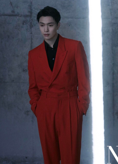 小绵羊张艺兴有多大?新写真曝光,裤子突起引网友羡慕!