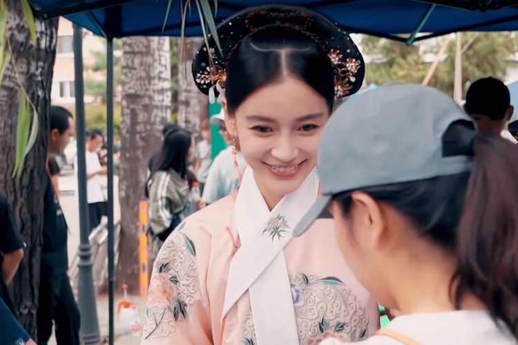 原创有种"颜值"叫杨颖穿清宫服,原以为会不合适,结果却惊艳了