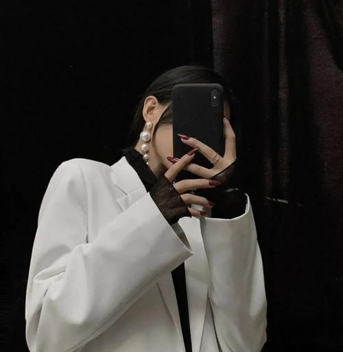 西装革履女生头像