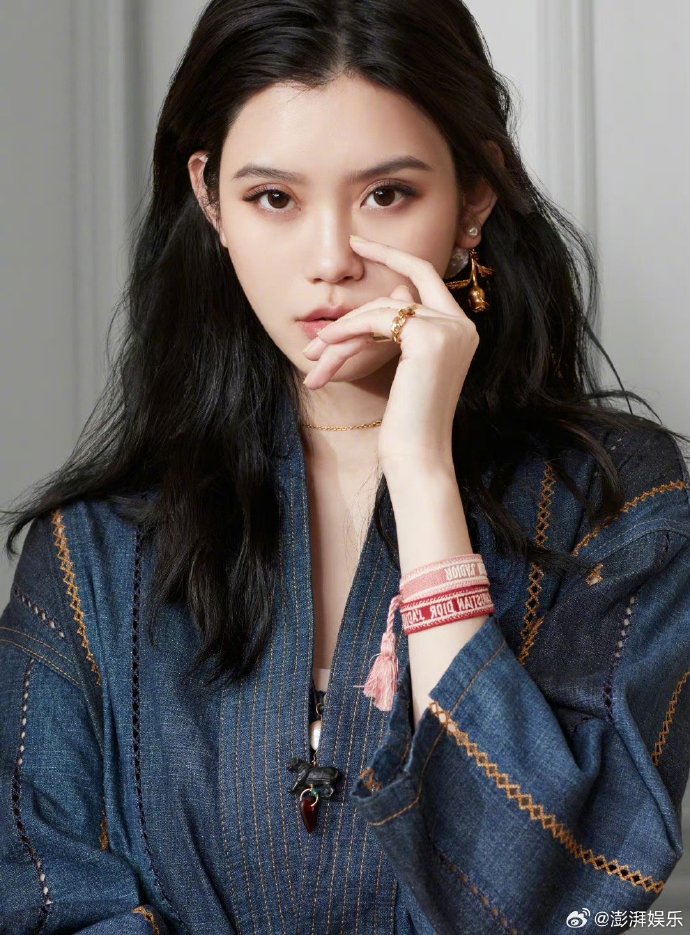 #奚梦瑶受伤机场坐轮椅#