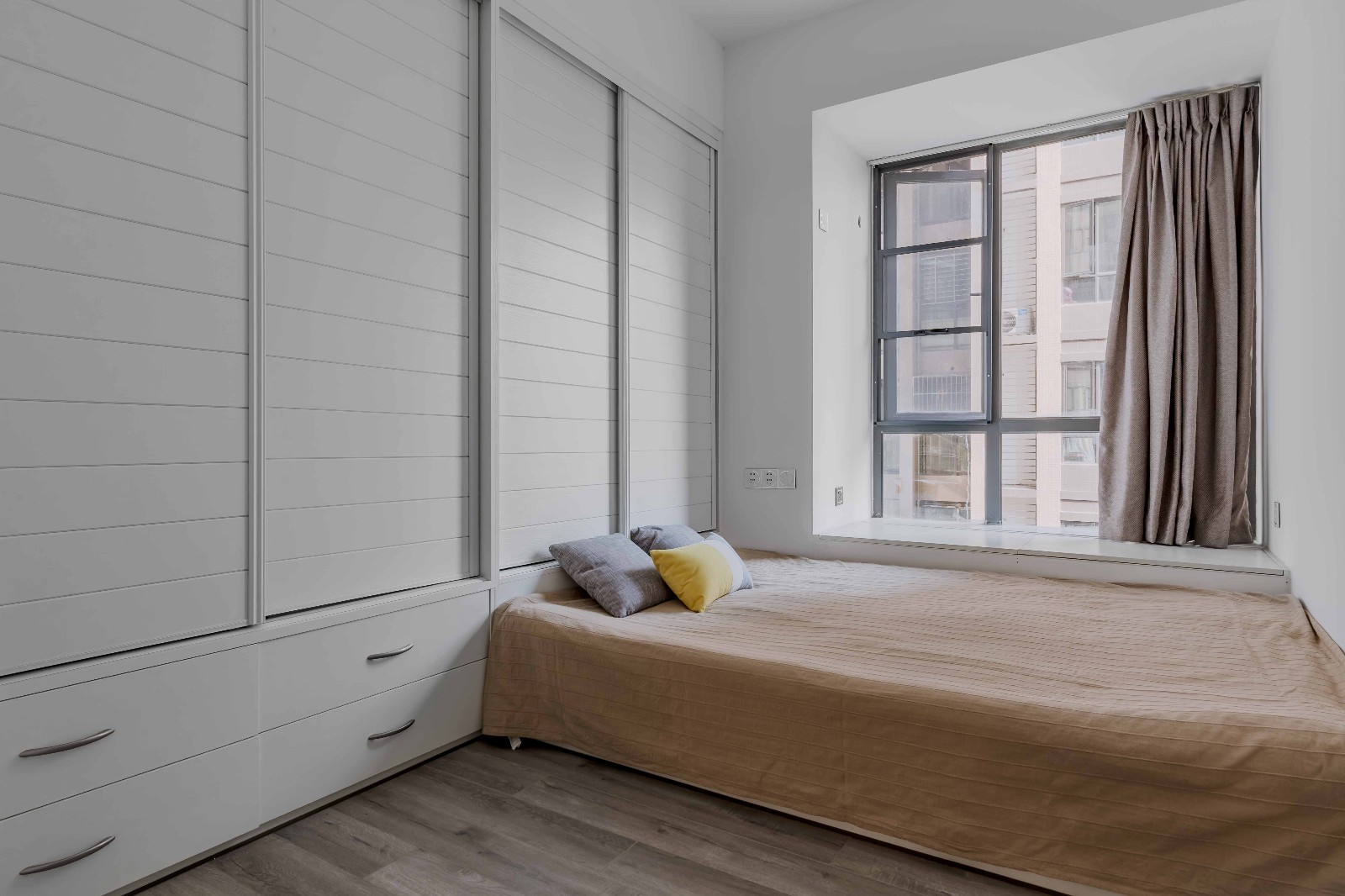 卧室里面利用了墙面做储物柜,让家里干净整洁!