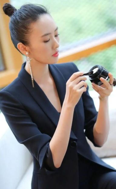 2013年,童瑶和一名男子坐在一起喝咖啡.