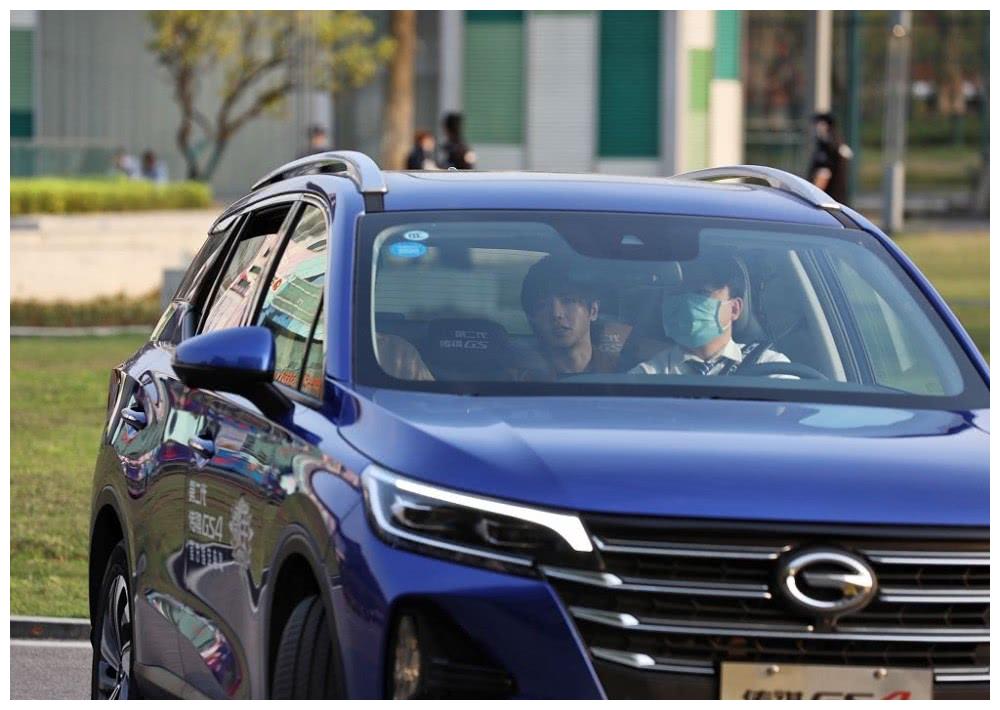 华晨宇现身《歌手》录制上演"眼神杀" 穿棕色外套大长腿吸睛