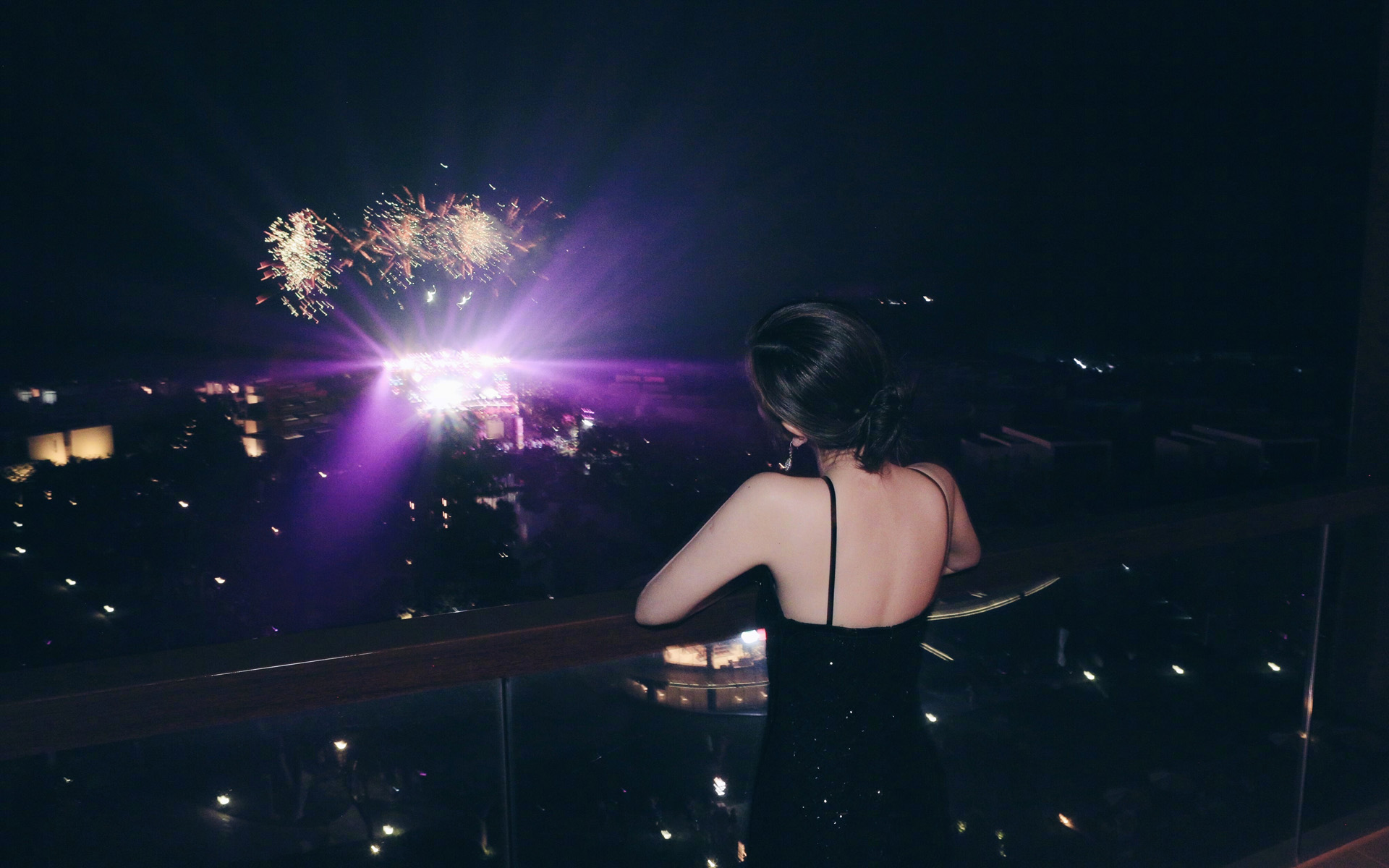 邓紫棋露背吊带裙性感写真高清壁纸