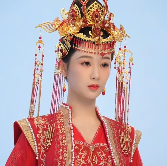 杨紫单人婚服照曝光,工作室给了近景特写,小猴紫身穿红色嫁衣,配饰