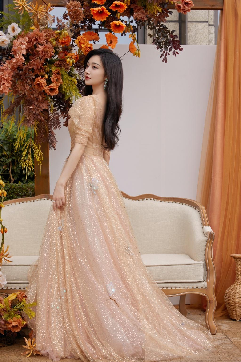 景甜星光薄纱礼服宛若仙女下凡
