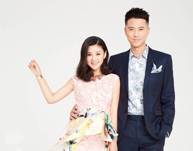 王雷夫妇孕期大片曝光 李小萌孕肚超抢镜