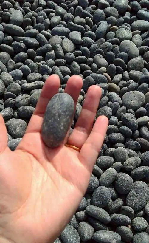 乌石要由石英,黑云母,角闪石等矿物质组成,属于火成岩与变质岩交结