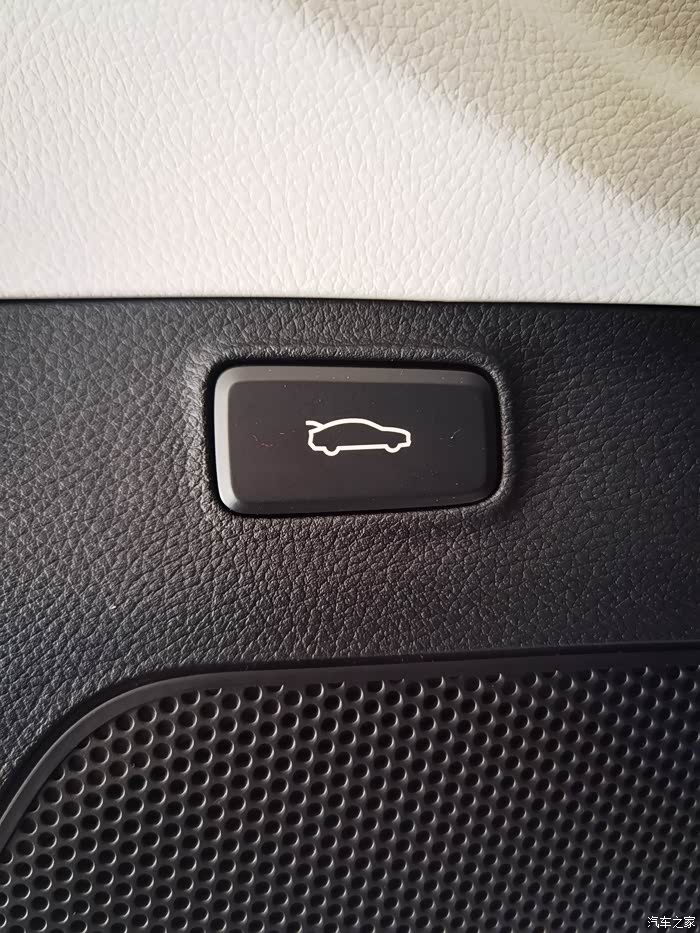 这是在车内开启后备箱的按钮,位于主驾驶位的音箱上方.