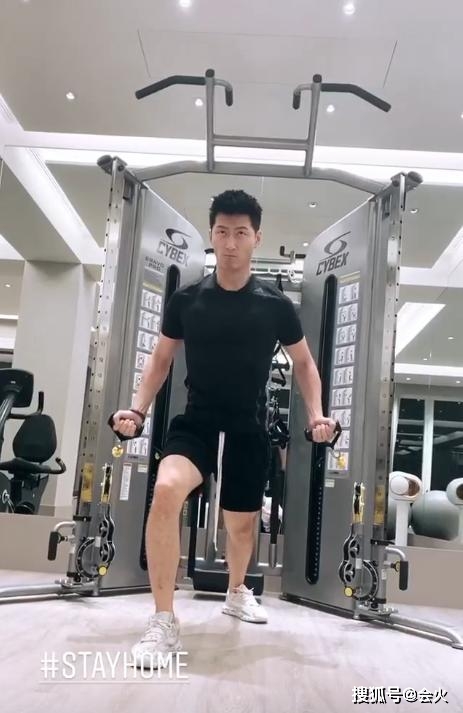 何超莲窦骁已同居?连续4天同出席赌王葬礼,暗示两人好事将近?