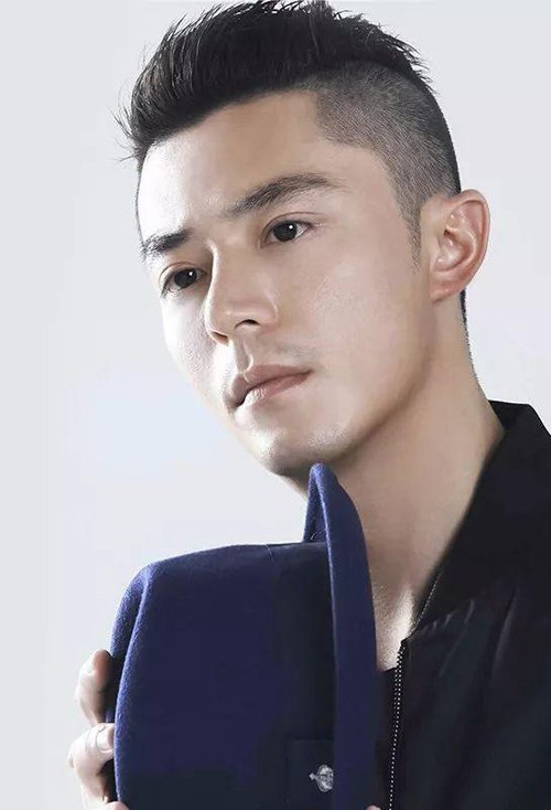 发际线高男生剃无刘海短发造型 帅酷更加招人喜欢的短卷发设计