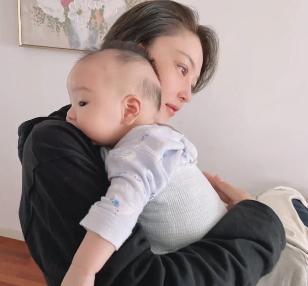 神秘男子凌晨晒张馨予近照,她抱干儿子动作熟练