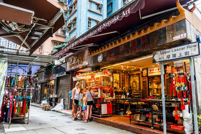 熙来攘往的香港红磡差馆街里,探寻一位神秘富婆的孤独拾荒生活