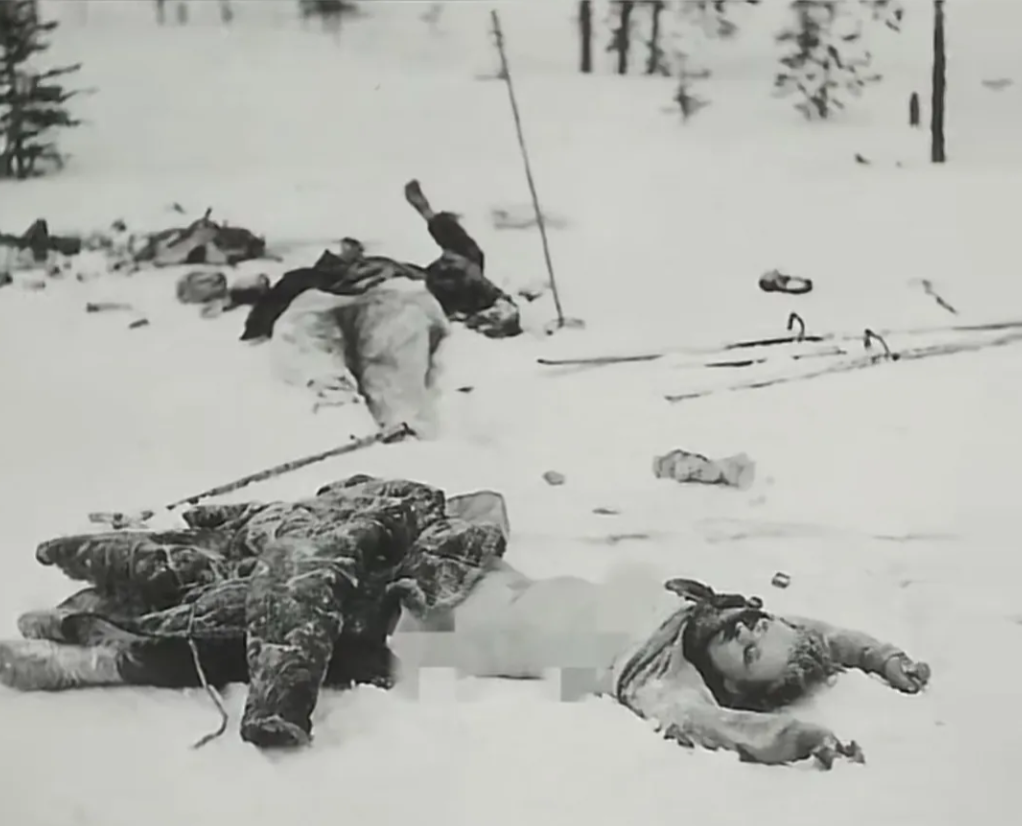 1942年,一名苏联女兵阵亡后的照片,被扒掉上衣遗尸在积雪当中,那时候