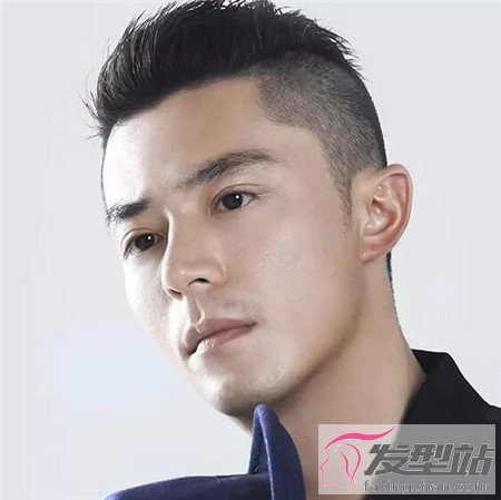 男生两边剃掉中间留长铲青头发型最显男生帅气阳光