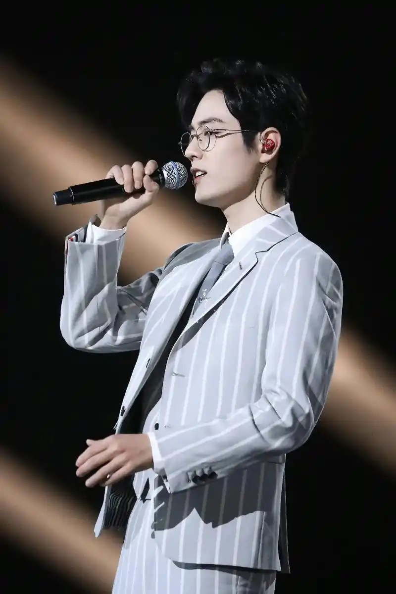 肖战 肖战和那英老师唱的千年一声唱真的很好听,还有肖战好帅 - 抖音