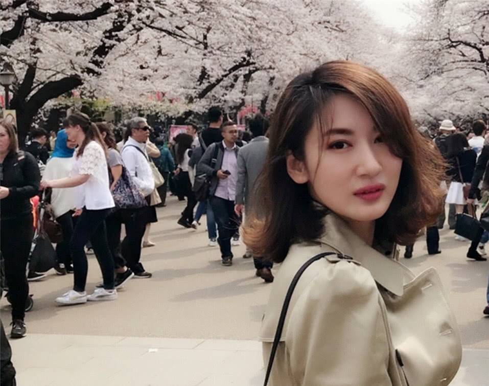 36岁郭珍霓近照大方晒素颜打扮很朴素出道13年不红粉丝催拍戏