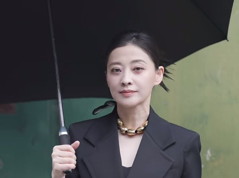 梅婷街头拍摄眼袋显疲惫,脖子上的项链抢镜,她最近工作安排比较多